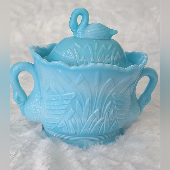VINTAGE Westmoreland Blue Milk Glass Swan Cattail Creamer & Sugar Bowl With Lids - Picture 4 of 16